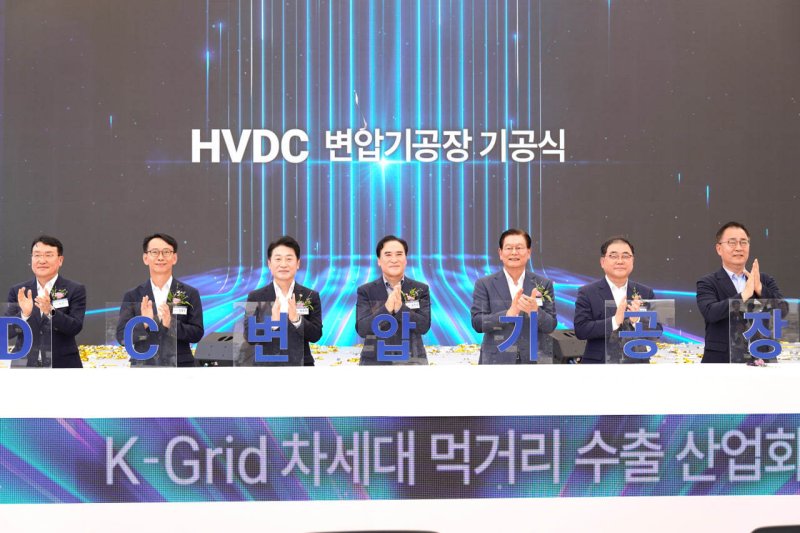 효성중공업 HVDC 변압기 공장 기공식에서 참석자들이 세레모니를 하고 있다. (좌측부터) 한국전력 서철수 부사장, 경남 김명주 경제부지사, 산업통상자원부 이호현 차관, 국민의힘 김종양 국회의원, 효성 이상운 부회장, 더불어민주당 허성무 국회의원, 국민의힘 최형두 국회의원. (사진 제공 = 효성)