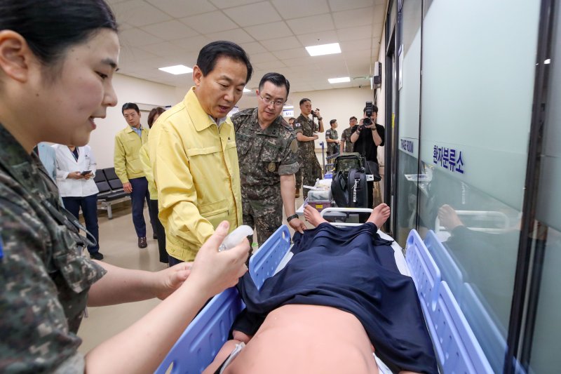 [서울=뉴시스] 이두희 국방부차관이 의무사 소속 간호장교로부터 냉각시트를 활용한 온열손상 환자 초기대응에 대해 설명을 듣고 있다. (사진=국방부 제공) 2025.07.30. photo@newsis.com *재판매 및 DB 금지