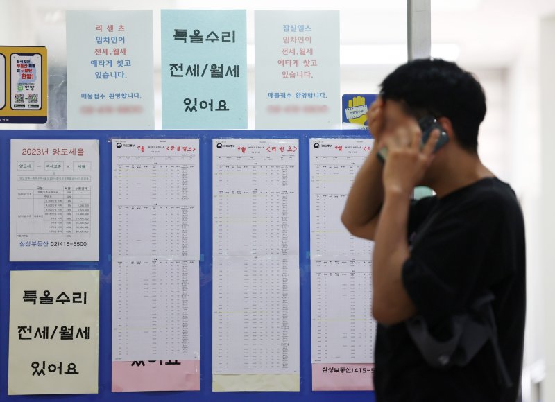 지난 28일 서울 시내 한 부동산에 게시된 월세 매물 정보. 뉴시스