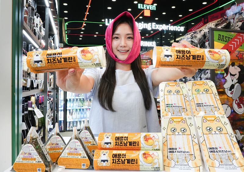 세븐일레븐 모델이 '좀비딸 콜라보 간편식'을 들고 포즈를 취하고 있다. 세븐일레븐 제공