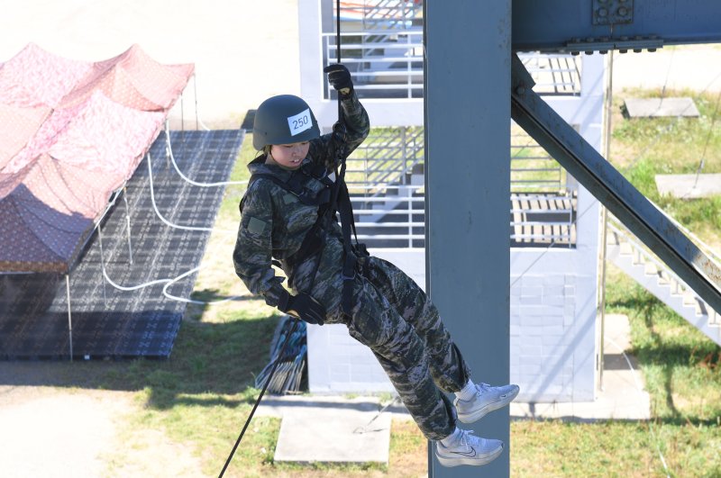 해병대는 지난 28일부터 4박 5일간 경북 포항의 훈련장 일대에서 전국 중·고교생과 대학생, 일반인, 재외동포 청소년 등 300여 명을 대상으로 '25년 여름 해병대 캠프'를 실시 중이라고 30일 밝혔다. 지난 29일 해병대캠프 참가자가 산악전기초훈련(레펠)을 받고 있다. 해병대 제공