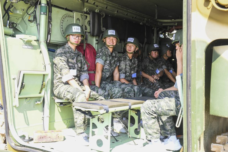 해병대는 지난 28일부터 4박 5일간 경북 포항의 훈련장 일대에서 전국 중·고교생과 대학생, 일반인, 재외동포 청소년 등 300여 명을 대상으로 '25년 여름 해병대 캠프'를 실시 중이라고 30일 밝혔다. 30일 해병대캠프 참가자들이 KAVV 탑승 체험을 하고 있다. 해병대 제공