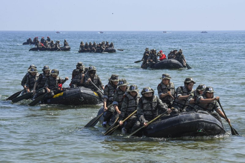 해병대는 지난 28일부터 4박 5일간 경북 포항의 훈련장 일대에서 전국 중·고교생과 대학생, 일반인, 재외동포 청소년 등 300여 명을 대상으로 '25년 여름 해병대 캠프'를 실시 중이라고 30일 밝혔다. 30일 해병대캠프 참가자들이 IBS 해상기동을 하고 있다. 해병대 제공
