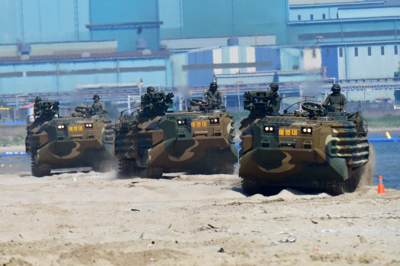 30일 오전 경북 포항시 남구 해안에서 열린 '2025 여름 해병대 캠프'에서 참가자들이 KAAV(한국형돌격상륙장갑차)체험을 하고 있다. 뉴스1