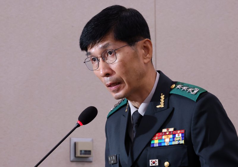 [서울=뉴시스] 조성우 기자 = 임기훈 전 국가안보실 국방비서관이 19일 서울 여의도 국회에서 열린 제3차 법제사법위원회 윤석열 대통령 탄핵소추안 즉각 발의 요청에 관한 청원 관련 청문회에서 의원 질의에 답변하고 있다. 2024.07.19. xconfind@newsis.com