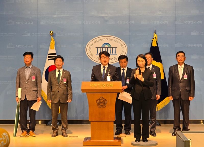 박정희 한국임업인총연합회 회장이 30일 국회 소통관에서 기자회견을 열고 최근 불거진 '숲가꾸기와 임도가 산불 확산의 원인'이라는 논란과 관련한 입장문을 발표하고 있다.