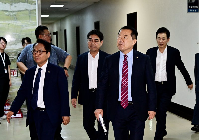 신성범 정보위원장을 비롯한 여야 의원들이 30일 오후 서울 여의도 국회에서 열린 정보위원회 전체회의에 참석하고 있다. (공동취재) 2025.7.30/뉴스1 ⓒ News1 신웅수 기자