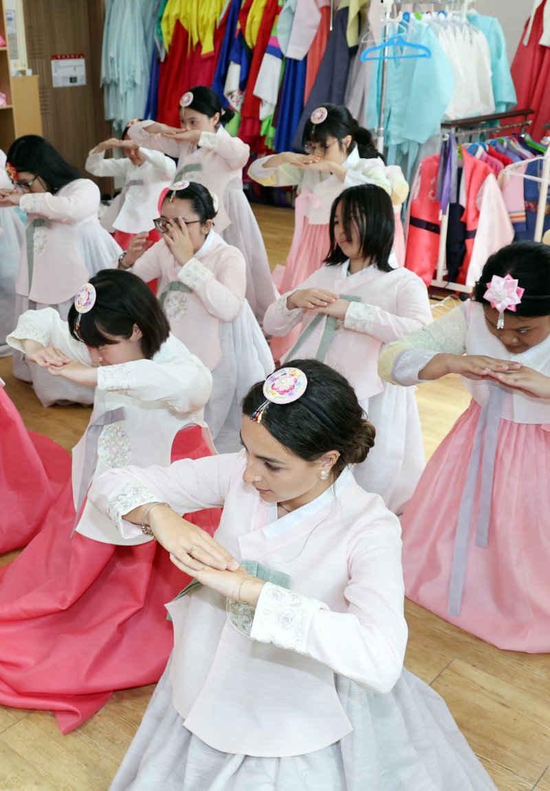 [부산=뉴시스] 하경민 기자 = '2025학년도 부경국제계절학기'에 참가한 9개국 23개 대학에서 온 외국인 학생들이 30일 부산 기장군 기장문화예절학교에서 한복을 입고 전통예절을 배우고 있다. 이번 계절학기에 참가한 외국인 학생 100여 명은 오는 8월14일까지 부경대 학생들과 함께 기숙사에서 생활하면서 한국 요리 만들기, 도자기 빚기, 서예, 박물관 견학, 해양 레포츠 실습 등 다양한 문화체험에 참여한다. 2025.07.30. yulnetphoto@newsis.com