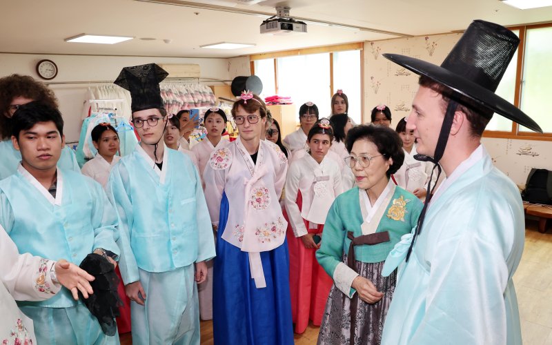 [부산=뉴시스] 하경민 기자 = '2025학년도 부경국제계절학기'에 참가한 9개국 23개 대학에서 온 외국인 학생들이 30일 부산 기장군 기장문화예절학교에서 한복을 입고 전통예절을 배우고 있다. 이번 계절학기에 참가한 외국인 학생 100여 명은 오는 8월14일까지 부경대 학생들과 함께 기숙사에서 생활하면서 한국 요리 만들기, 도자기 빚기, 서예, 박물관 견학, 해양 레포츠 실습 등 다양한 문화체험에 참여한다. 2025.07.30. yulnetphoto@newsis.com