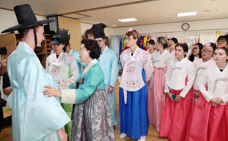 [부산=뉴시스] 하경민 기자 = '2025학년도 부경국제계절학기'에 참가한 9개국 23개 대학에서 온 외국인 학생들이 30일 부산 기장군 기장문화예절학교에서 한복을 입고 전통예절을 배우고 있다. 이번 계절학기에 참가한 외국인 학생 100여 명은 오는 8월14일까지 부경대 학생들과 함께 기숙사에서 생활하면서 한국 요리 만들기, 도자기 빚기, 서예, 박물관 견학, 해양 레포츠 실습 등 다양한 문화체험에 참여한다. 2025.07.30. yulnetphoto@newsis.com