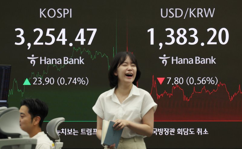 [서울=뉴시스] 김진아 기자 = 코스피가 3250선을 돌파한 30일 서울 중구 하나은행 딜링룸에서 딜러들이 업무를 보고 있다. 코스피는 전 거래일(3230.57)보다 23.90포인트(0.74%) 오른 3254.47에, 코스닥 지수는 전 거래일(804.45)보다 0.78포인트(0.10%) 하락한 803.67에 거래를 마쳤다. 2025.07.30. bluesoda@newsis.com