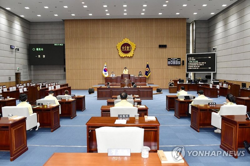 민방위복 입고 본회의 참석한 광주시의원들 (출처=연합뉴스)