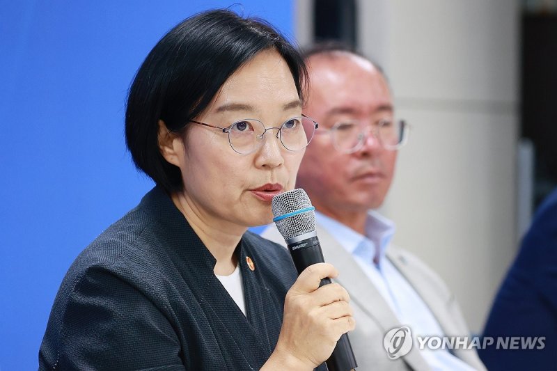 한성숙 장관 '소상공인의 안전망 구축을 위해 노력 (출처=연합뉴스)