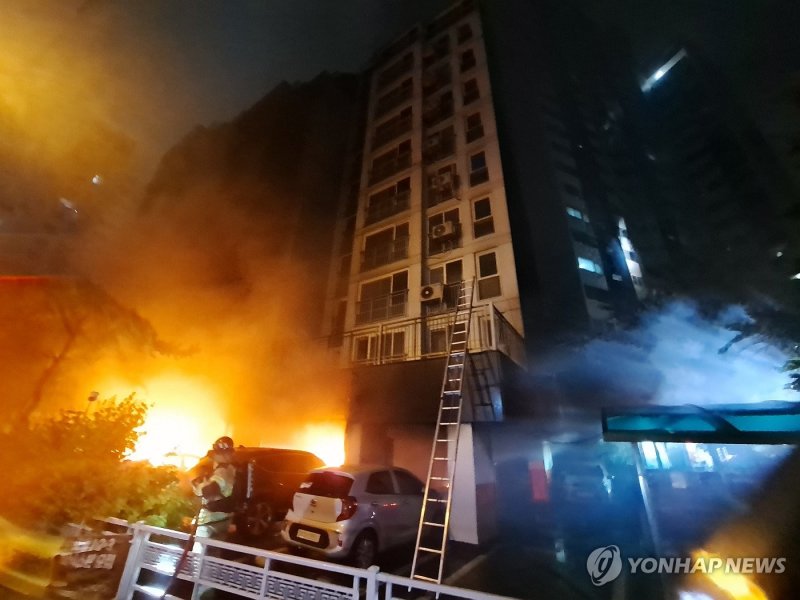 불길 치솟는 광명 아파트 (출처=연합뉴스)