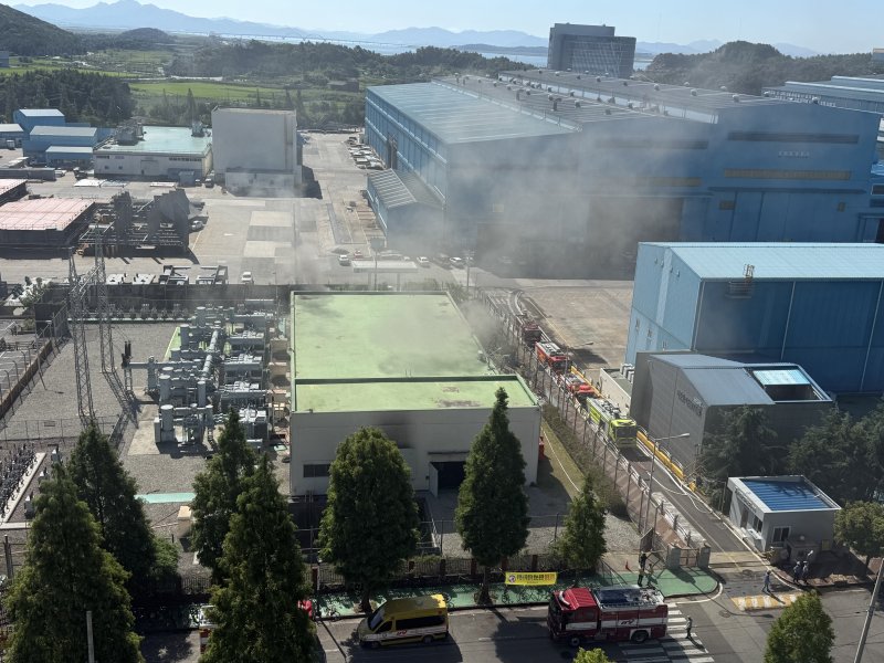 29일 오전 전남 영암군 삼호읍 삼포리의 HD현대삼호 조선소내 지하공동구역에서 화재가 발생해 검은 연기가 올라오고 있다. 이 조선소에서는 전날 오후 11시 21분쯤 불이 났다. 2025.7.29/뉴스1 ⓒ News1 김태성 기자