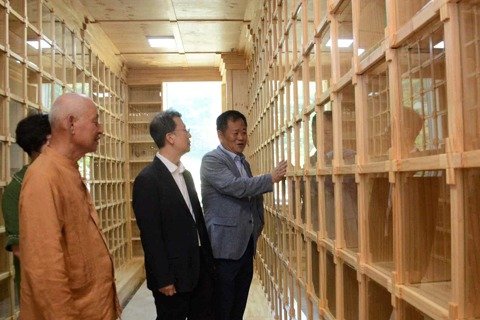 남북하나재단이 30일 충청남도 서대산 추모 공원에 신설한 탈북민 무연고 추모관에서 현판 제막식을 진행했다고 밝혔다. (남북하나재단 제공)