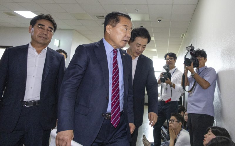 [서울=뉴시스] 국회사진기자단 = 신성범(가운데) 국회 정보위원장이 30일 오후 서울 여의도 국회에서 열린 정보위원회 전체회의에 이성권, 유영하 국민의힘 의원과 함께 참석하고 있다. 2025.07.30. photo@newsis.com