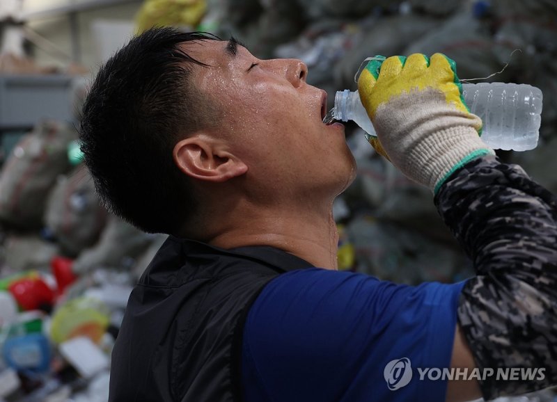 '냉수로 달래는 무더위' (출처=연합뉴스)