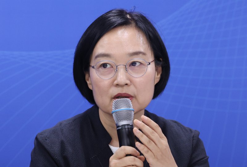 한성숙 중소벤처기업부 장관이 30일 서울 종로구 소상공인진흥공단 소상공인지원센터에서 열린 ‘제1회 소상공인 회복 및 안전망 강화를 위한 릴레이 간담회’에서 모두 발언을 하고 있다. 2025.7.30/뉴스1 ⓒ News1 박지혜 기자