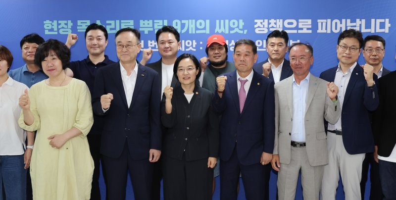 한성숙 중소벤처기업부 장관이 30일 서울 종로구 소상공인진흥공단 소상공인지원센터에서 열린 ‘제1회 소상공인 회복 및 안전망 강화를 위한 릴레이 간담회’에서 참석자들과 기념 촬영을 하고 있다. 2025.7.30/뉴스1 ⓒ News1 박지혜 기자