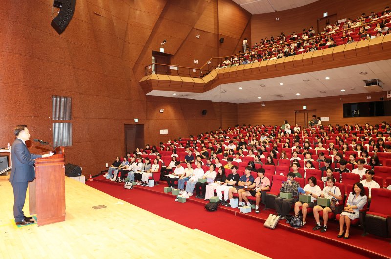 [공주=뉴시스] 국립공주대 2025학년도 1(2급) 정교사 자격연수에서 인사말을 하는 임경호 총장.(사진=국립공주대 제공). *재판매 및 DB 금지