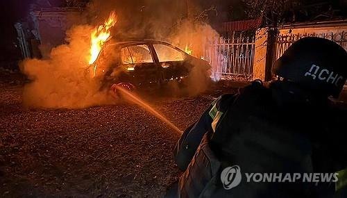 29일(현지시간) 러시아군 공습에 따른 화재 진압하는 우크라이나 소방관 (출처=연합뉴스)
