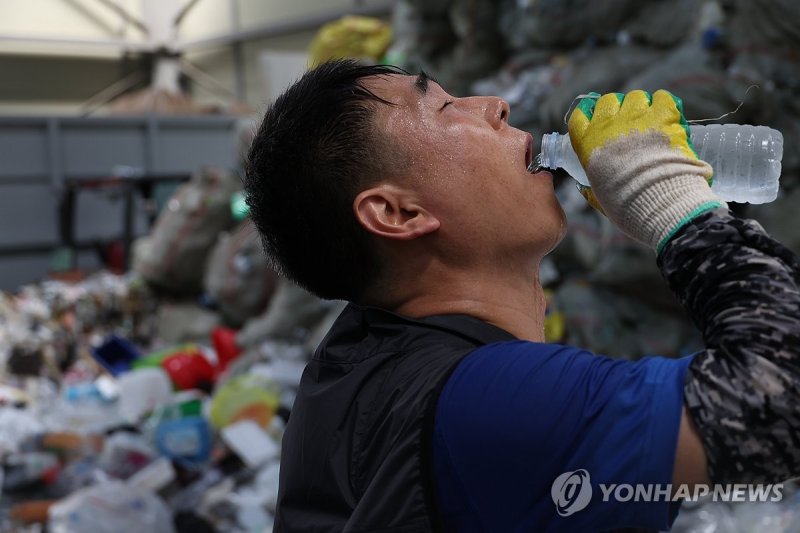 '냉수로 달래는 무더위' (출처=연합뉴스)