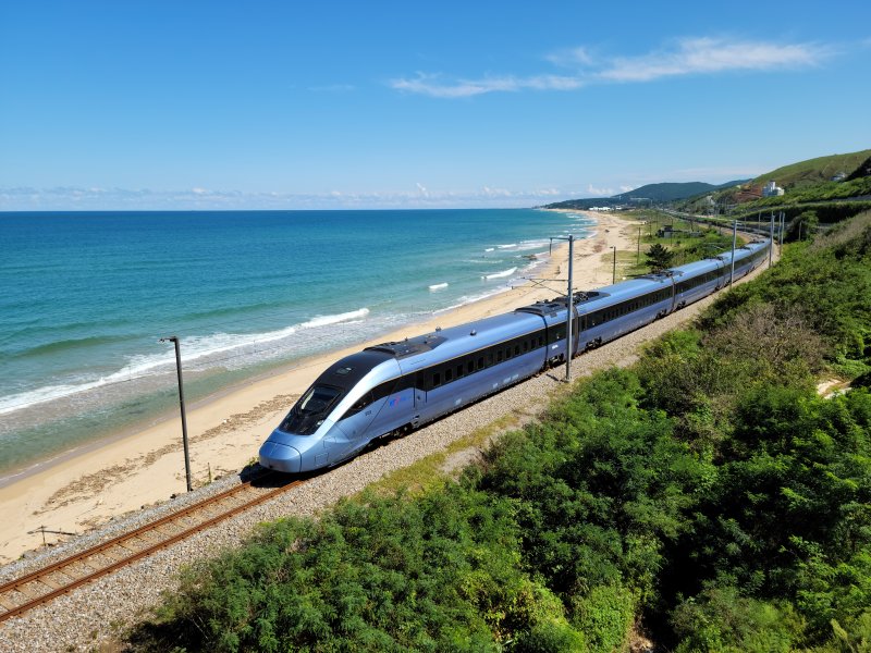 'KTX-이음, 동해로 질주'(이은규作) 코레일 제공