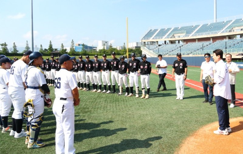 [포항=뉴시스] 이강덕 경북 포항시장이 30일 포항야구장을 방문해 '제59회 대통령배 전국고교야구대회'에 참가한 선수단과 대회 관계자를 격려하고 시구를 했다. 이 시장이 포항야구장에서 참가 선수들을 격려하는 모습. (사진=포항시 제공) 2025.07.30. photo@newsis.com