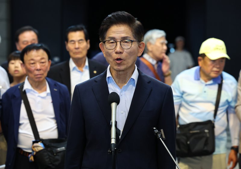 김문수 국민의힘 대표 후보가 30일 서울 용산 전쟁기념관을 찾아 참전용사비 헌화 및 관람을 마친 후 발언하고 있다. 뉴시스