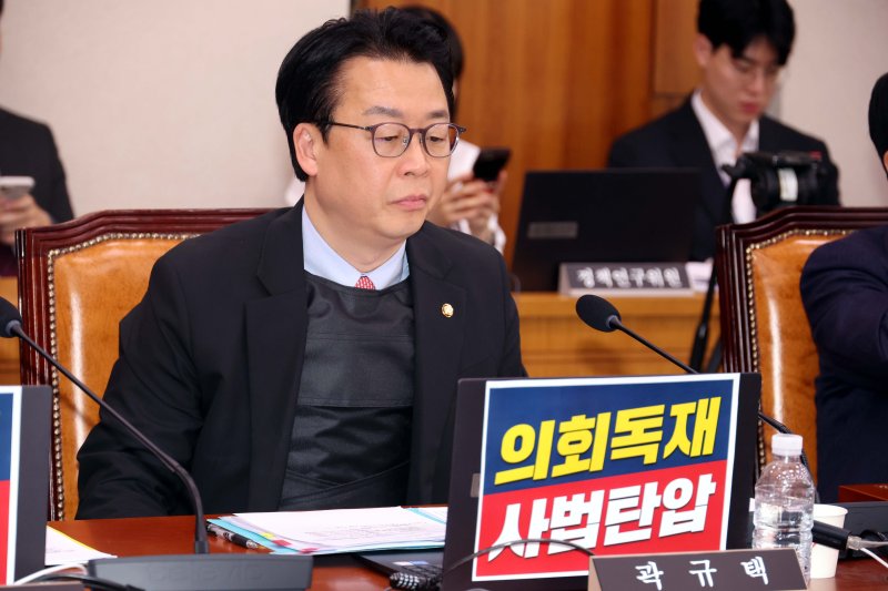 [서울=뉴시스] 조성봉 기자 = 곽규택 국민의힘 의원이 14일 오전 서울 여의도 국회에서 열린 법제사법위원회 전체회의에 방탄복을 입고 참석하고 있다. 2025.05.14. suncho21@newsis.com