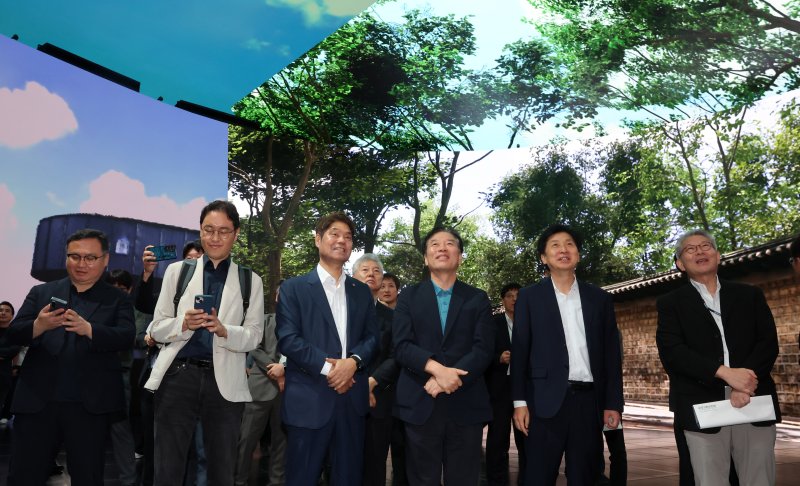 CJ ENM 스튜디오 방문한 국정기획위 정태호 국정기획위 경제1분과장(왼쪽 네번째)과 위원들이 30일 경기 파주시 CJ ENM 스튜디오를 방문해 버추얼 프로덕션 스테이지(VP 스테이지)에서 허민회 CJ 경영지원 대표(왼쪽 세번째)의 안내를 받으며 대형 LED 월 배경으로 영상제작물을 둘러보고 있다. 연합뉴스