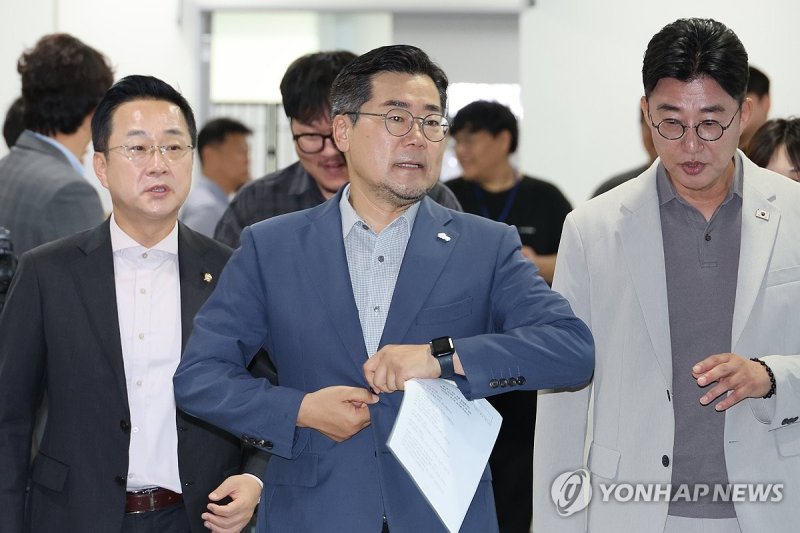 지지 호소 기자회견 나서는 박찬대 후보 (출처=연합뉴스)