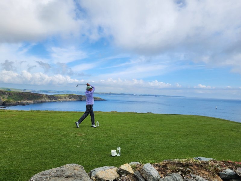북아일랜드 로열 포트러시GC에서 이 전 회장이 티샷을 하고 있다. 본인 제공