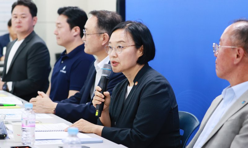 한성숙 중소벤처기업부 장관(오른쪽 첫번째)이 30일 오후 서울 종로구 소상공인시장진흥공단 서울중부센터에서 열린 '소상공인 회복과 안전망 확충을 위한 릴레이 간담회'에서 인사말을 하고 있다. 연합뉴스