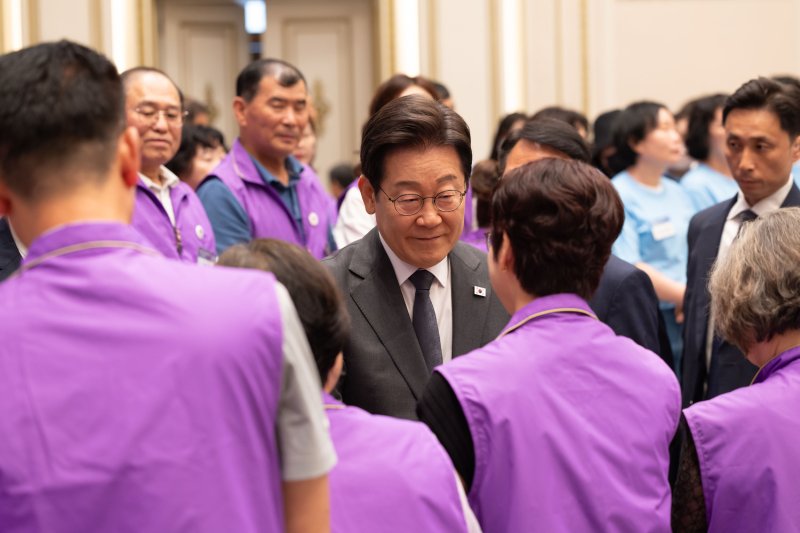 [서울=뉴시스] 최동준 기자 = 이재명 대통령이 16일 청와대 영빈관에서 열린 '기억과 위로, 치유의 대화' 사회적 참사 유가족과 간담회에서 이태원 참사 유가족과 인사하고 있다. (사진=대통령실 제공) 2025.07.16. photo@newsis.com *재판매 및 DB 금지