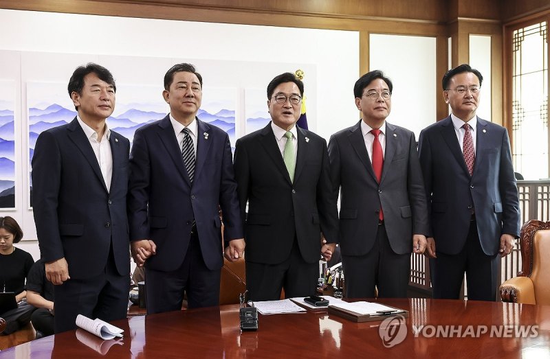 우원식 의장-여야 원내대표 회동 기념촬영 (출처=연합뉴스)