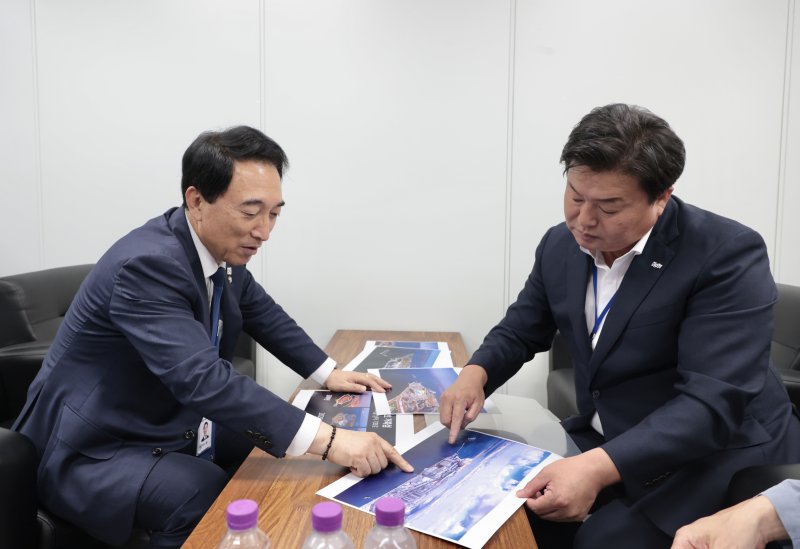 [시흥=뉴시스] 임병택 경기 시흥시장(오른쪽)이 박수현 국가 균형성장 특별위원장에게 관내 거북섬의 발전 방안 등을 설명하고 있다. (사진=시흥시 제공) 2025.07.30. photo@newsis.com
