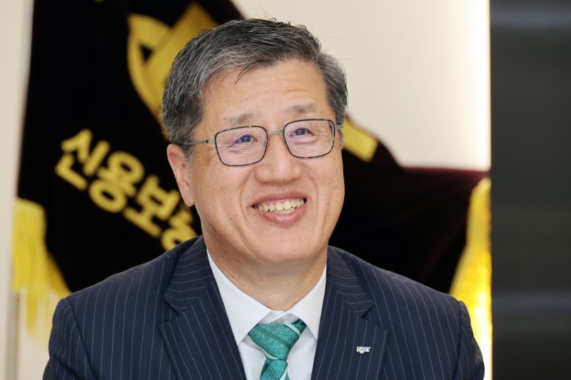 최원목 신용보증기금 이사장이 30일 서울 마포구 프론트원에서 본지와 인터뷰를 하고 있다. 사진=서동일 기자