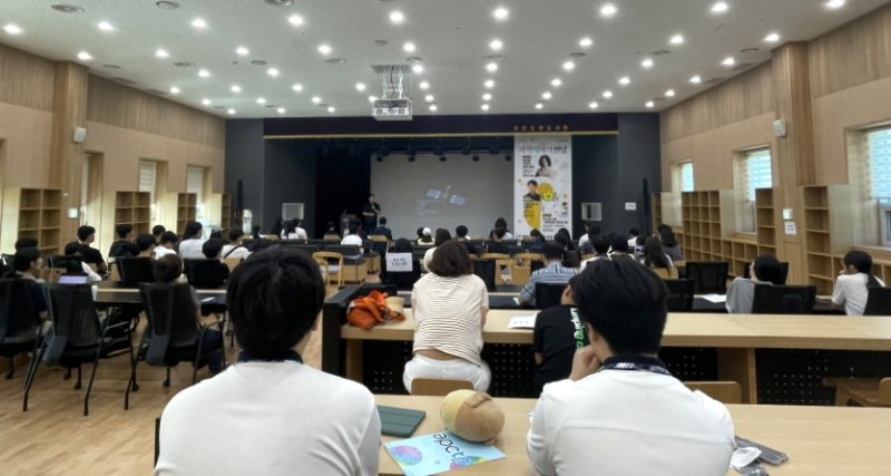 [포항=뉴시스] 포항시는 30일 포항시립포은오천도서관 다목적홀에서 '제24회 과학자와의 만남' 프로그램을 열었다. 과학자와의 만남 프로그램 진행 모습. (사진=포항시 제공) 2025.07.30. photo@newsis.com