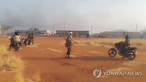 지난 5월(현지시간) 부르키나파소 북부 도시 지보에 모인 이슬람 무장단체 대원들 (출처=연합뉴스)