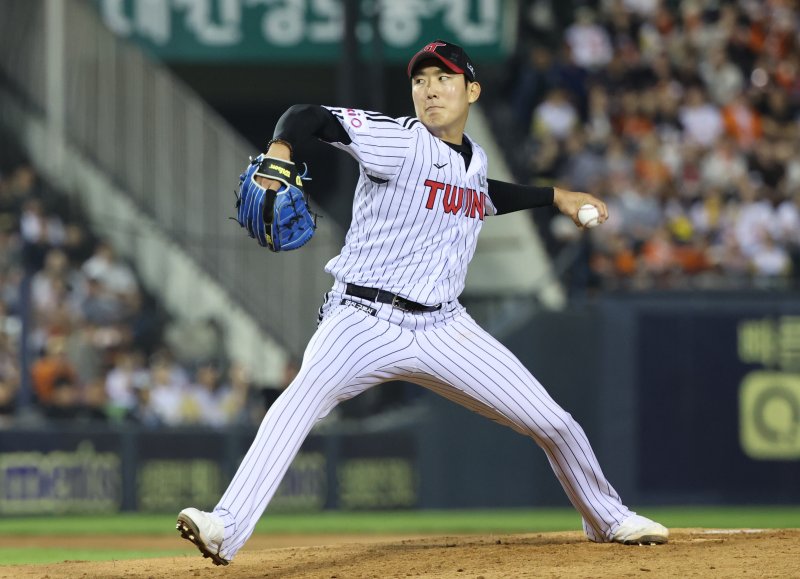 [서울=뉴시스] 김금보 기자 = 29일 서울 송파구 잠실야구장에서 열린 프로야구 2025 KBO리그 한화 이글스와 LG 트윈스의 경기, 6회초 LG 선발 손주영이 역투 하고 있다. 2025.05.29. kgb@newsis.com