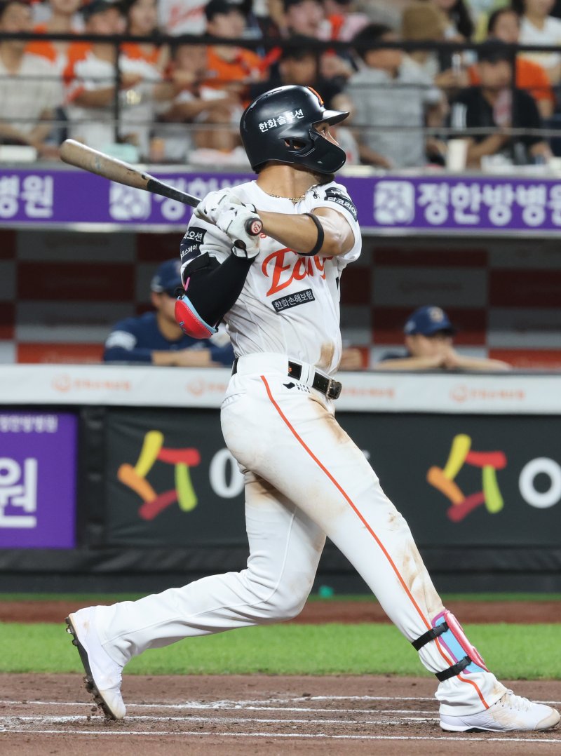 2일 오후 대전한화생명 볼파크에서 열린 프로야구 '2025 신한 SOL뱅크 KBO 리그' 한화 이글스와 NC 다이노스 경기에서 6회말 무사 상황 한화 리베라토가 진루타를 치고 있다. 2025.7.2/뉴스1 ⓒ News1 김기태 기자