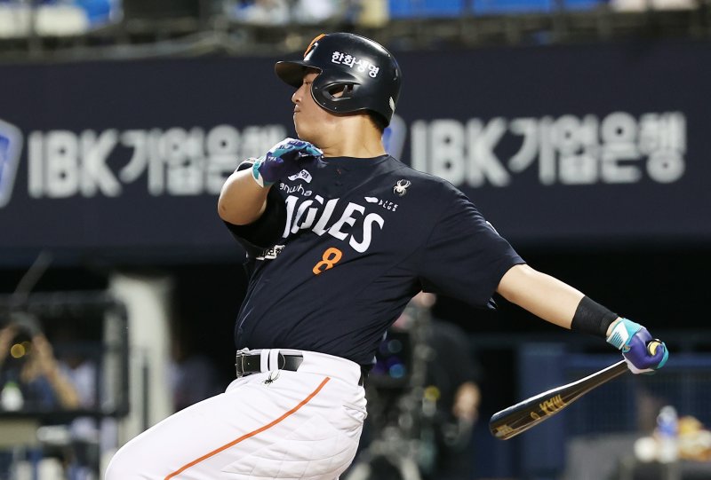 22일 서울 송파구 잠실야구장에서 열린 프로야구 '2025 신한 SOL뱅크 KBO 리그' 한화 이글스와 두산 베어스의 경기, 한화 노시환이 6회초 1사 안타를 치고 있다. 2025.7.22/뉴스1 ⓒ News1 김성진 기자