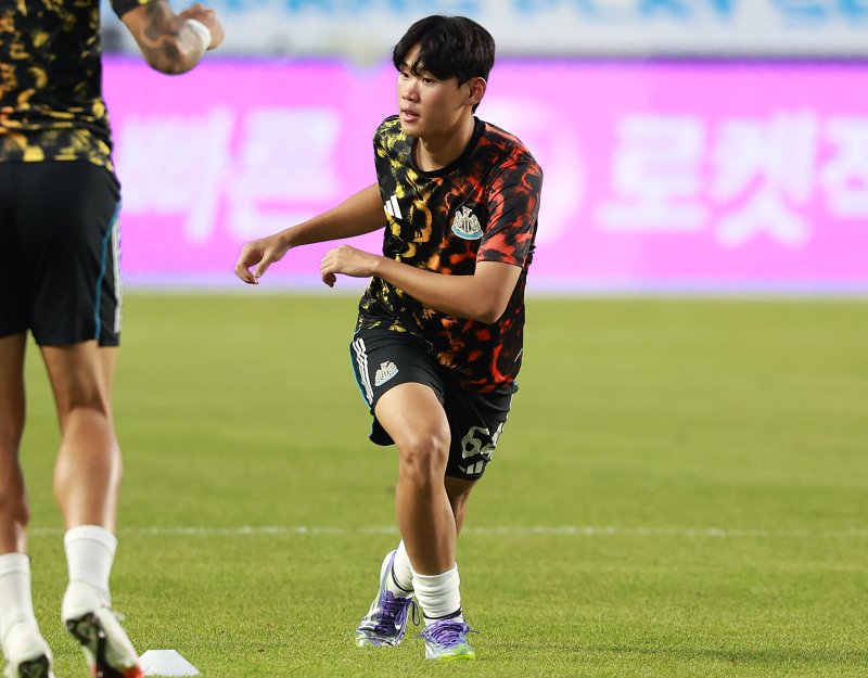 [수원=뉴시스] 이영환 기자 = 30일 오후 경기 수원시 팔달구 수원월드컵경기장에서 진행되는 2025 쿠팡플레이 시리즈 뉴캐슬 유나이티드와 팀 K리그의 경기를 앞두고 뉴캐슬 박승수가 몸을 풀고 있다. 2025.07.30. 20hwan@newsis.com