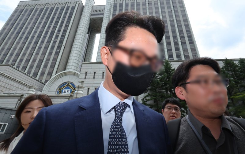 윤석열 전 대통령의 부인 김건희 여사에게 청탁할 목적으로 명품 가방과 목걸이를 전달한 혐의를 받는 전 통일교 세계본부장 윤 씨가 30일 서울 서초구 서울중앙지방법원에서 열린 구속 전 피의자 심문(영장실질심사)를 마친 뒤 법원을 나서고 있다. 2025.7.30/뉴스1 ⓒ News1 장수영 기자