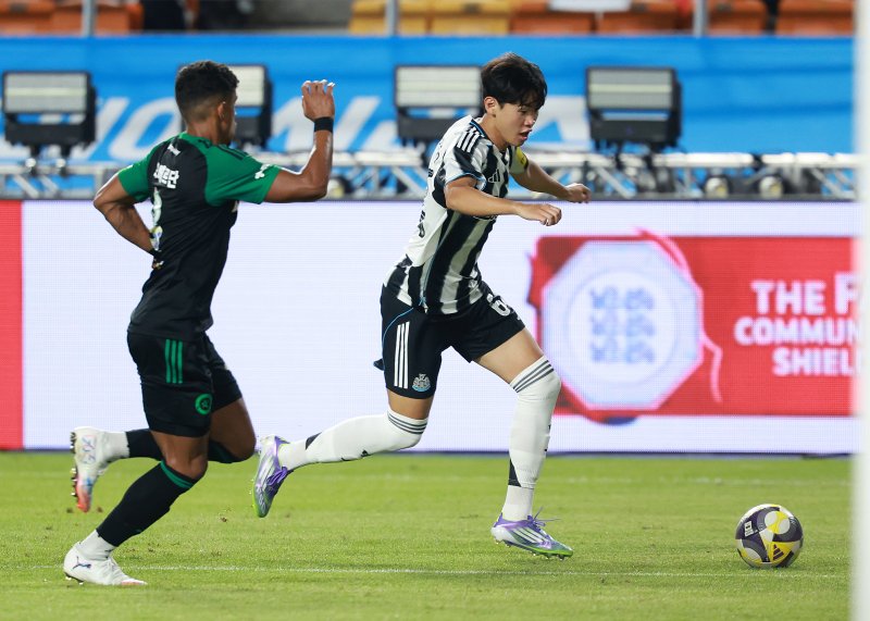 [수원=뉴시스] 이영환 기자 = 30일 오후 경기 수원시 팔달구 수원월드컵경기장에서 열린 2025 쿠팡플레이 시리즈 뉴캐슬 유나이티드와 팀 K리그의 경기, 뉴캐슬 박승수가 돌파를 하고 있다. 2025.07.30. 20hwan@newsis.com