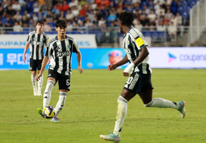 [수원=뉴시스] 이영환 기자 = 30일 오후 경기 수원시 팔달구 수원월드컵경기장에서 열린 2025 쿠팡플레이 시리즈 뉴캐슬 유나이티드와 팀 K리그의 경기, 뉴캐슬 박승수가 앤서니 엘랑가에게 패스를 하고 있다. 2025.07.30. 20hwan@newsis.com