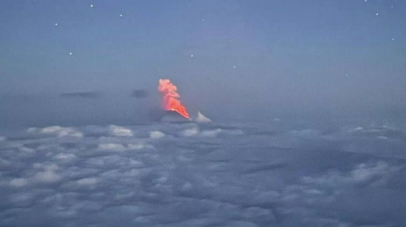 [서울=뉴시스] 사진은 30일(현지 시간) 클류쳅스코이 화산 서쪽 경사면을 따라 흘러내리는 뜨거운 용암. (사진=당국 텔레그램 갈무리) 2025.07.30. *재판매 및 DB 금지