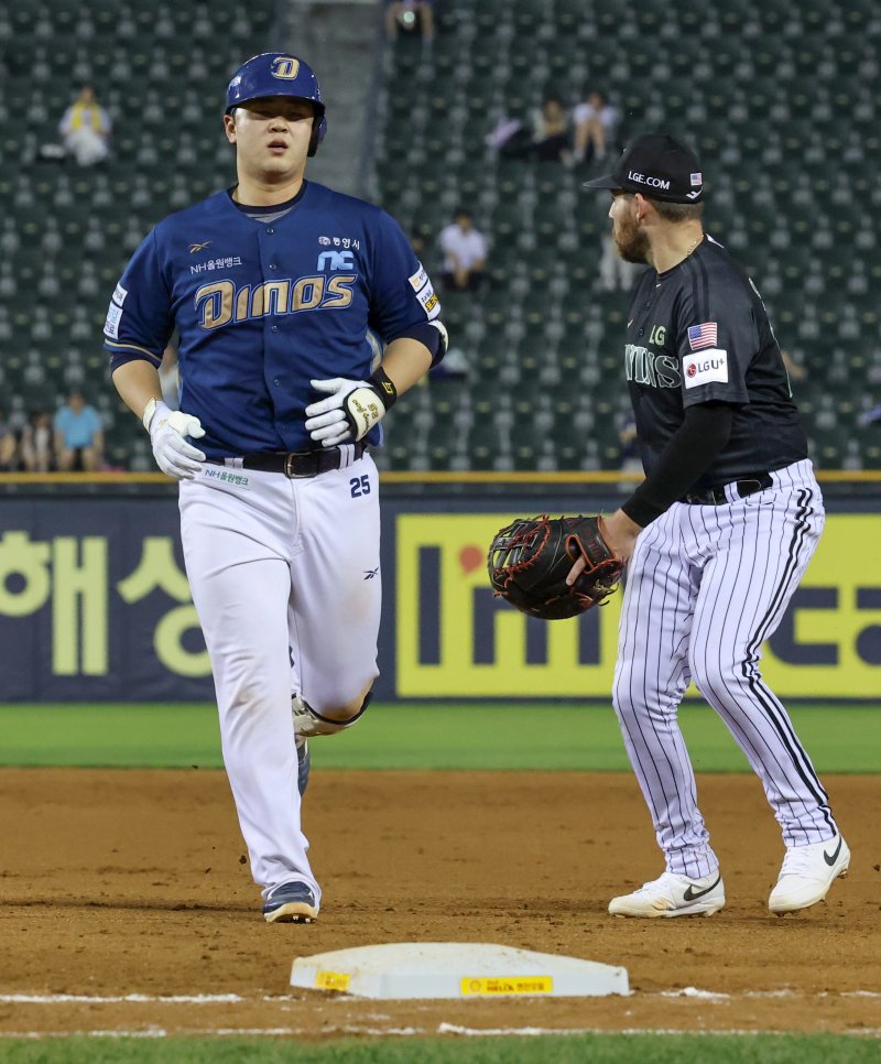 18일 오후 서울 송파구 잠실야구장에서 열린 프로야구 '2025 신한 SOL뱅크 KBO 리그' LG 트윈스와 NC 다이노스의 경기에서 5회초 1사 2루상황 NC 김형준이 1타점 안타를 친 후 1루 베이스에 안착하고 있다. 2025.6.18/뉴스1 ⓒ News1 박세연 기자